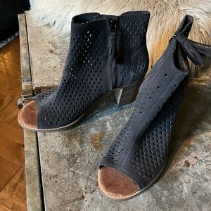 Comfy Toms peekaboo chunky heels- perfect condition, worn once